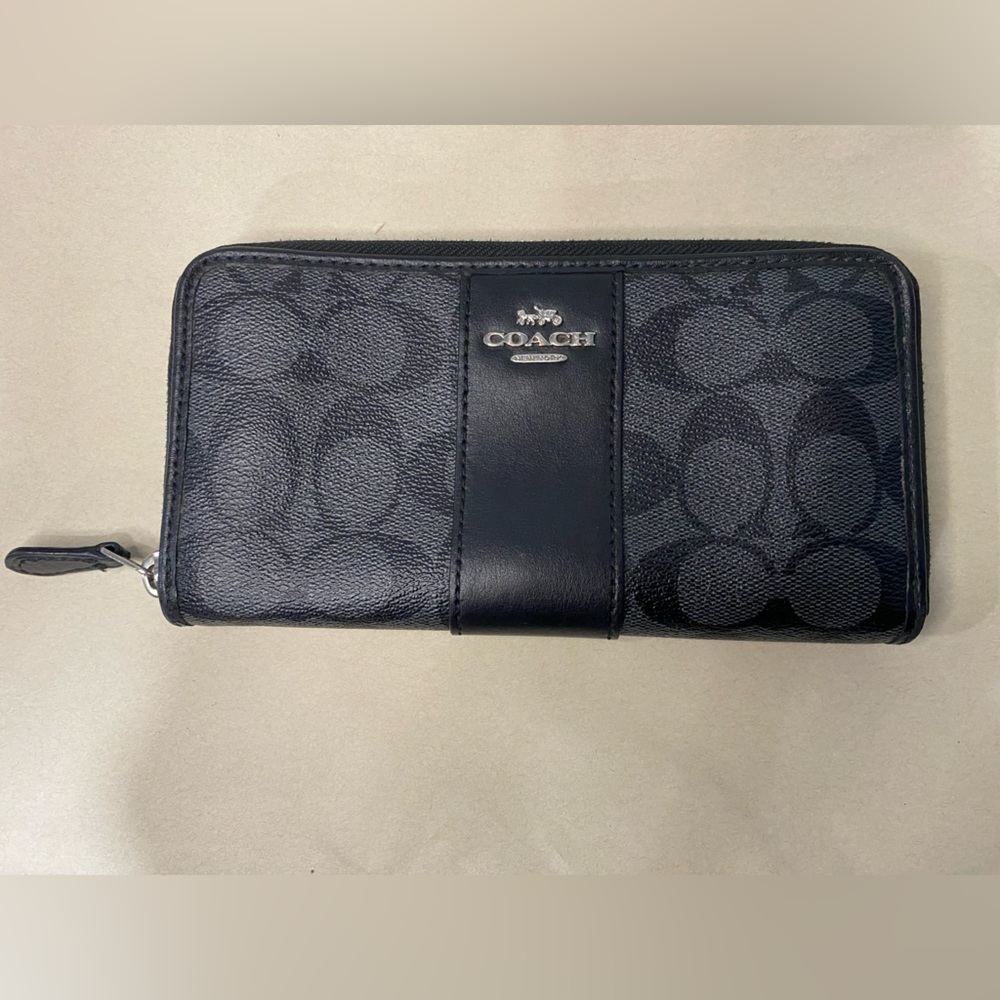 Ladies Coach wallet in Black and Grey zipper